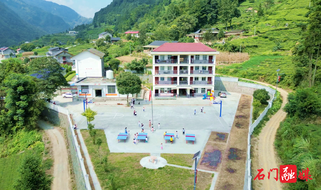 退休后，他毅然奔赴大山，成为20名孩子的“老校长”