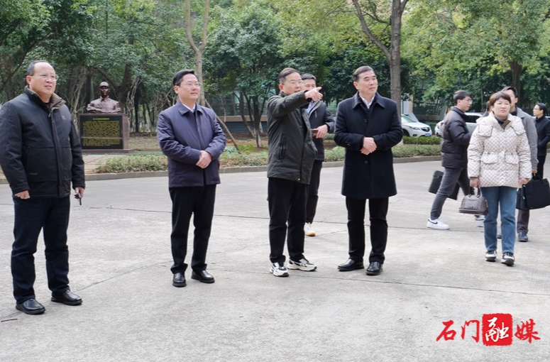 宁远县委办考察组来石考察交流学校管理工作