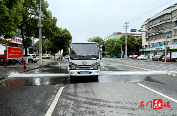宝峰街道中渡社区：洒水降尘护蓝天 让城市更“清新”
