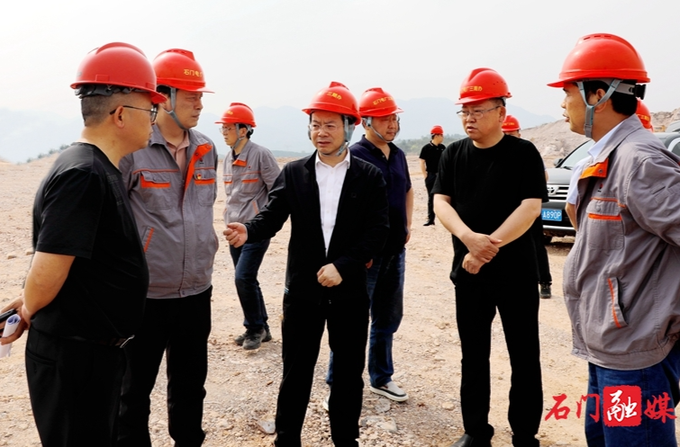 吴兴国深入陕煤石门2×66万千瓦扩能升级改造项目现场办公