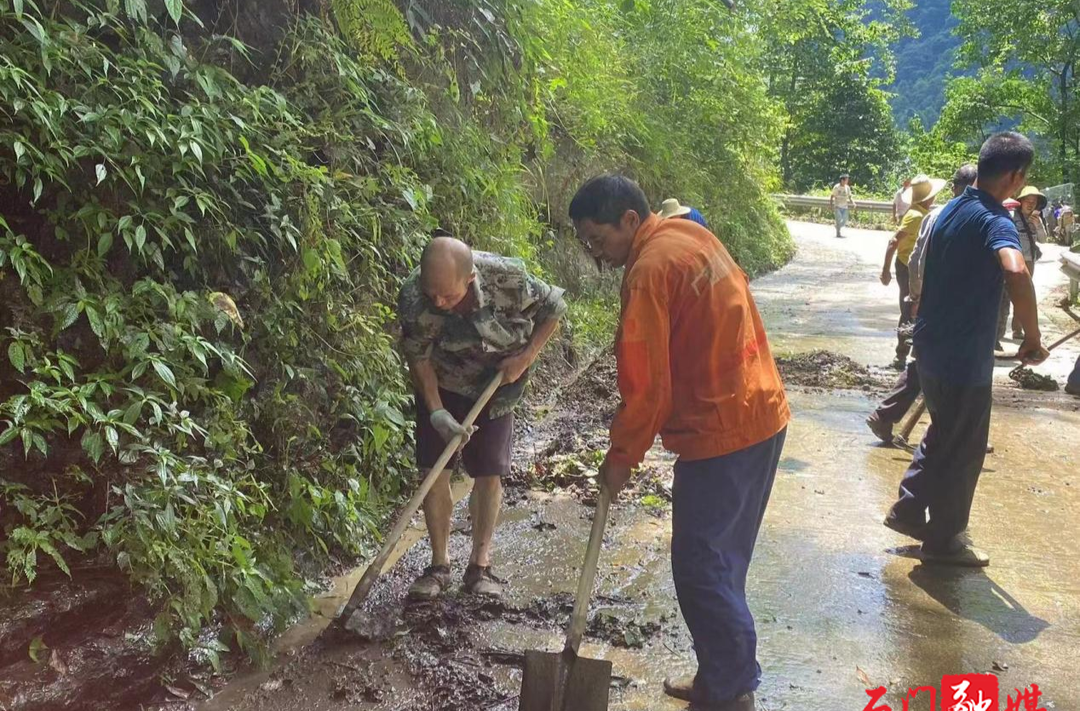 羅坪鄉(xiāng)重慶峪村：清理路旁雜草雜樹，護航群眾安全