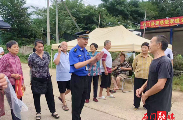 縣城管執(zhí)法局取締一處“馬路市場”