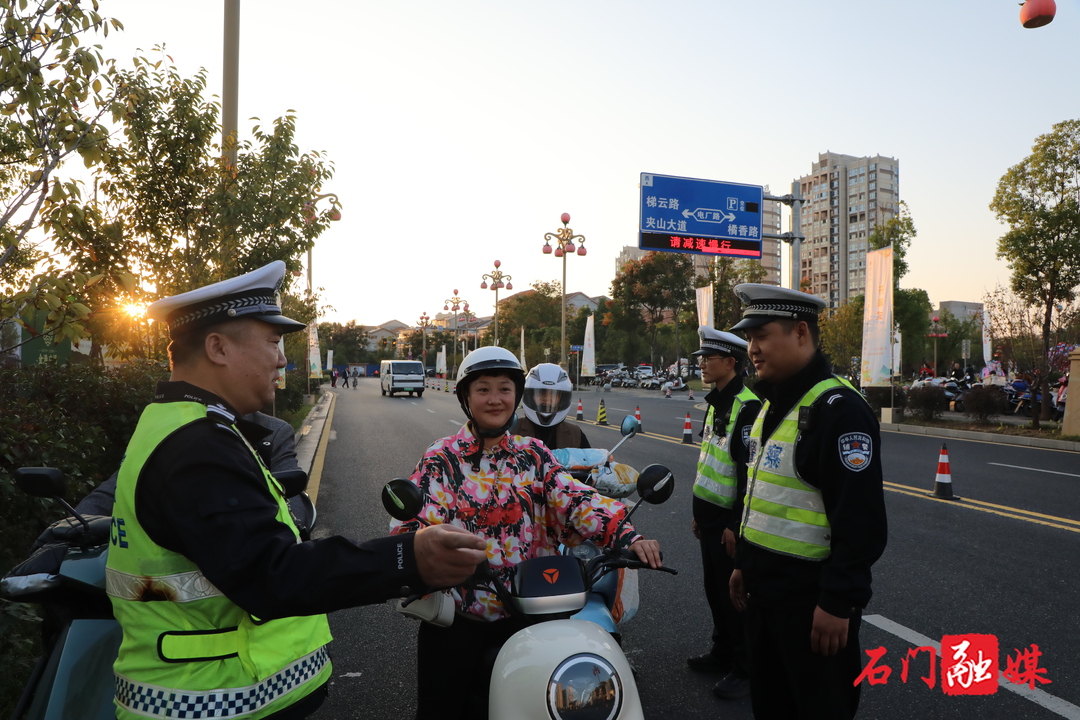 石门公安交警圆满完成湘佳友约·2024湖南（常德石门）柑橘节开幕式交通组织工作