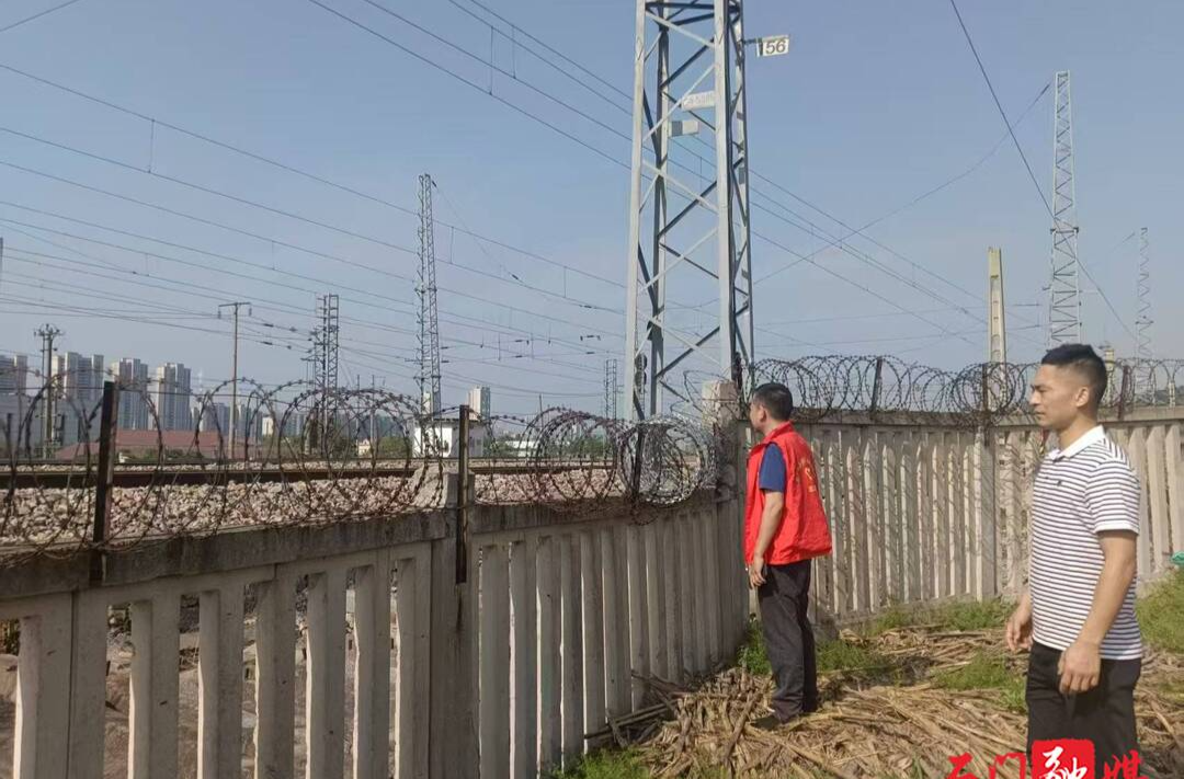 石门县永兴街道：排查整治漂浮物 织牢铁路沿线“安全网”