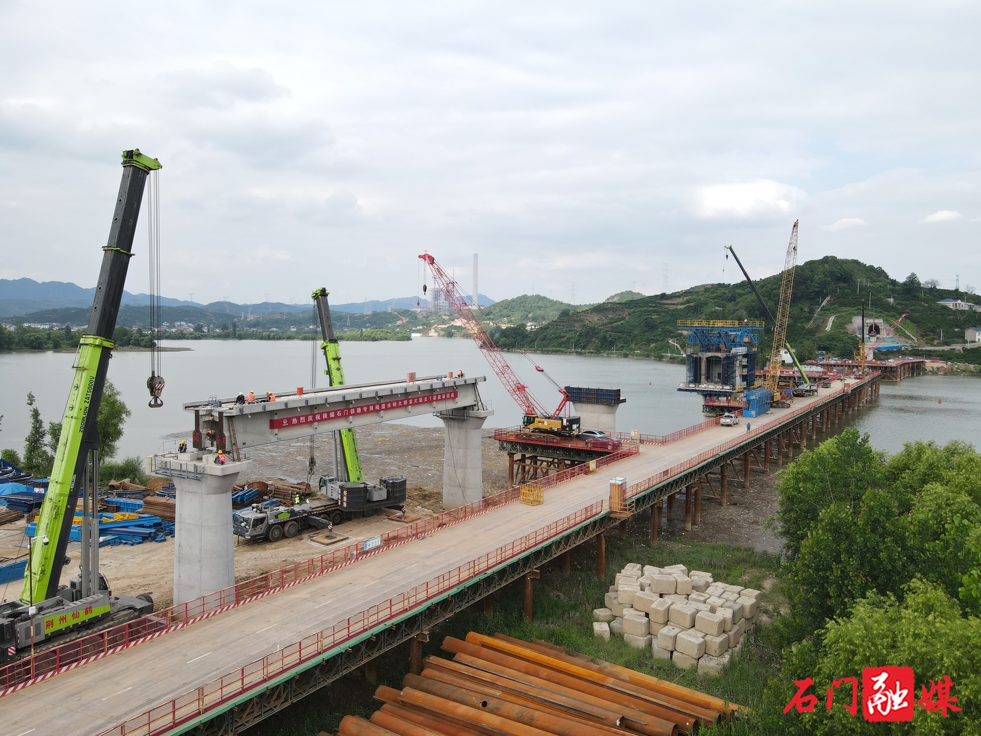 中铁四局陕煤石门铁路专用线项目澧水特大桥首片简支T梁顺利架设