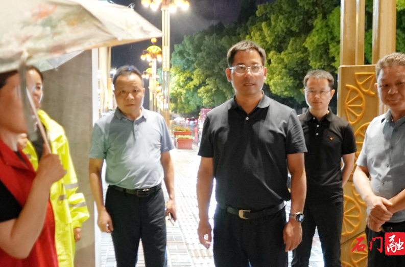 李長春夜間督導(dǎo)檢查防汛備汛工作