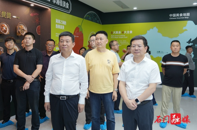 來鳳縣考察團來石考察畜牧全產(chǎn)業(yè)鏈建設(shè)工作