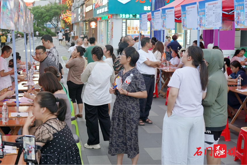 石门：招聘夜市火热“出摊”，以“烟火气”搭起就业“连心桥”