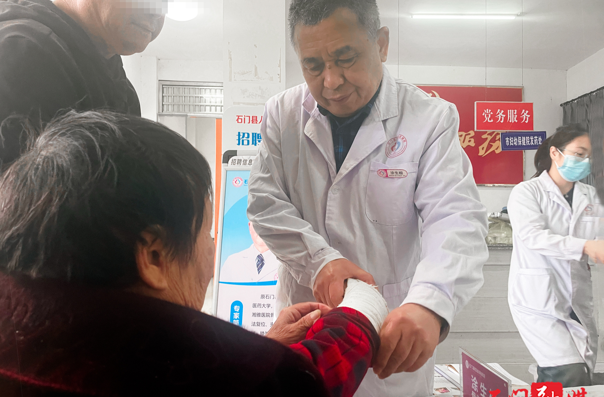 健康直通车开进村，市县妇幼联合开展义诊