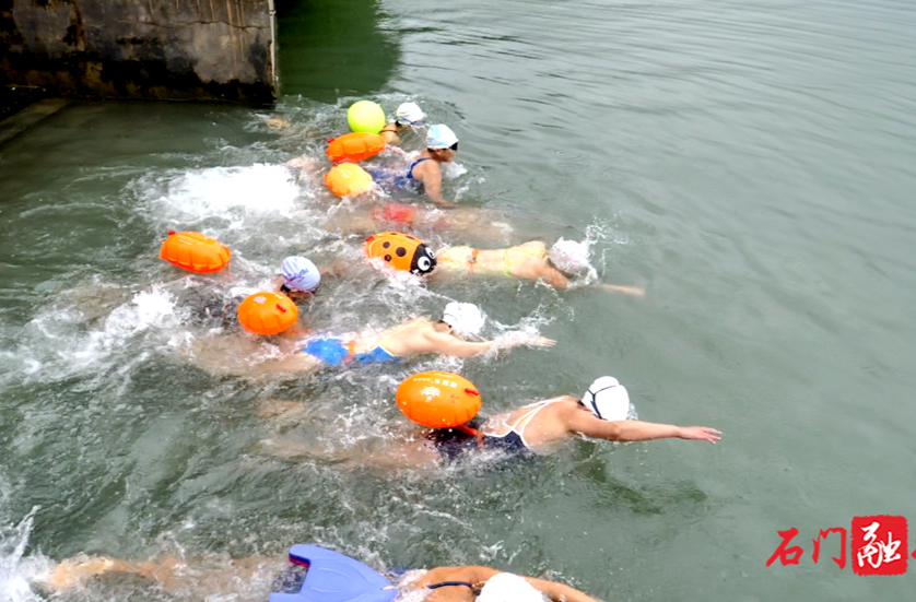三甲领航·橘香逐浪 2025年“中医杯”澧水畅游大赛举行