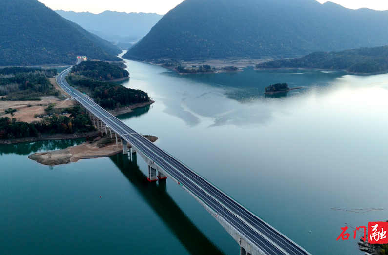 石门仙阳湖：落日熔金映千岛 湖光山色醉游人