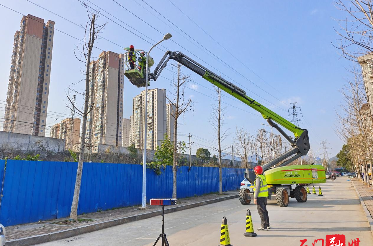 石门县住建局：路灯升级护出行 节能降耗惠万家