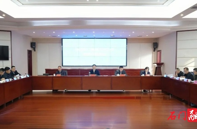 李长春主持召开县委人才工作领导小组会议