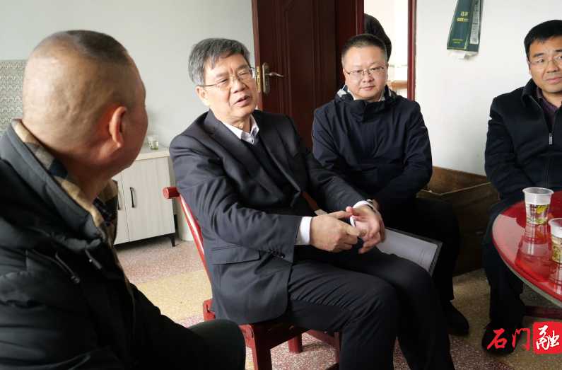 省委宣传部、省文明办慰问组来石慰问道德模范