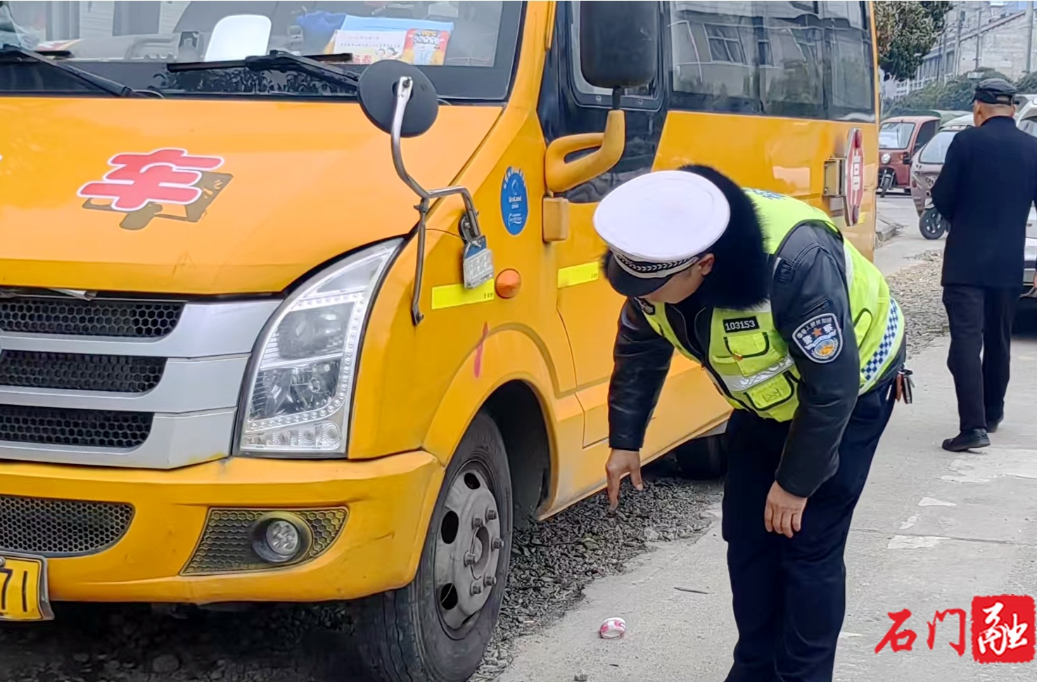 护航寒假安全行 筑牢平安回家路——石门公安交警全方位织密学生假期安全“防护网”