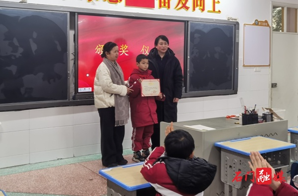 石门8岁少年夹山拾垃圾，暖心举动获景区授荣誉证书