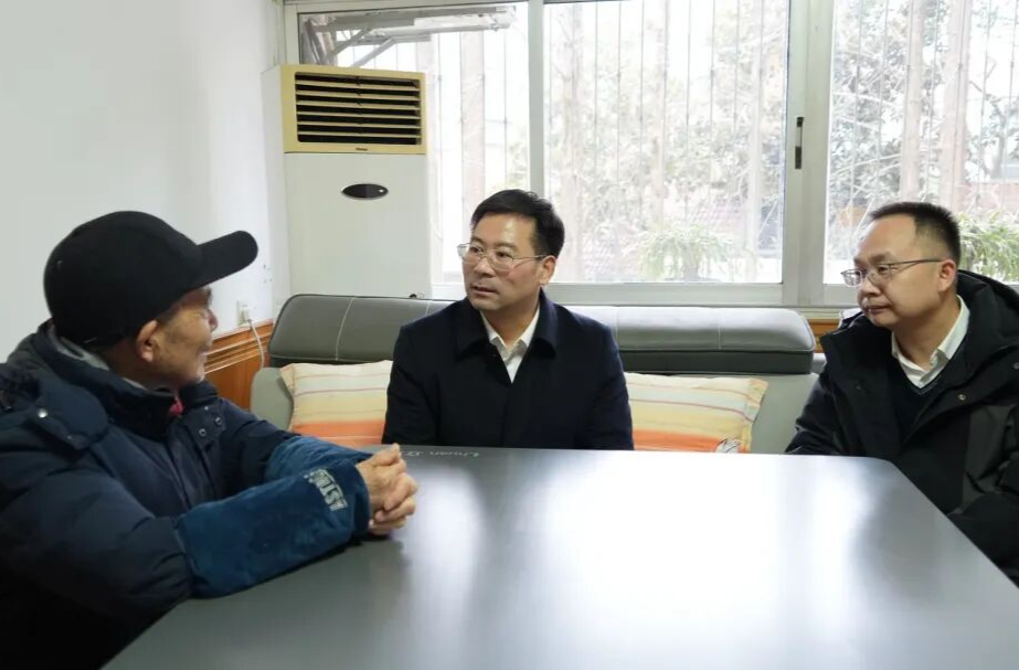 李长春、张世田看望慰问老干部