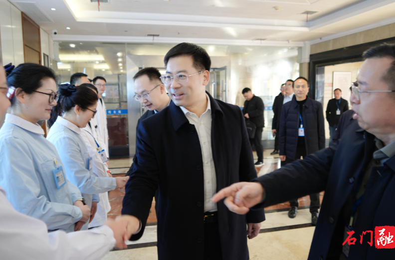 李长春张世田慰问一线值班工作人员