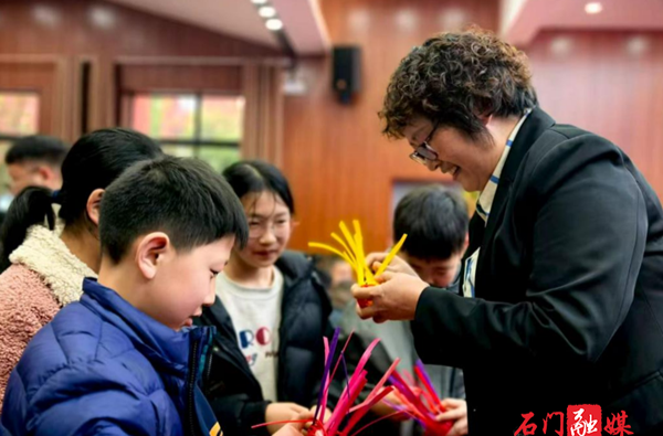石门：开展“护苗·绿书签”进校园暨全民阅读“书香润童心”读书分享活动
