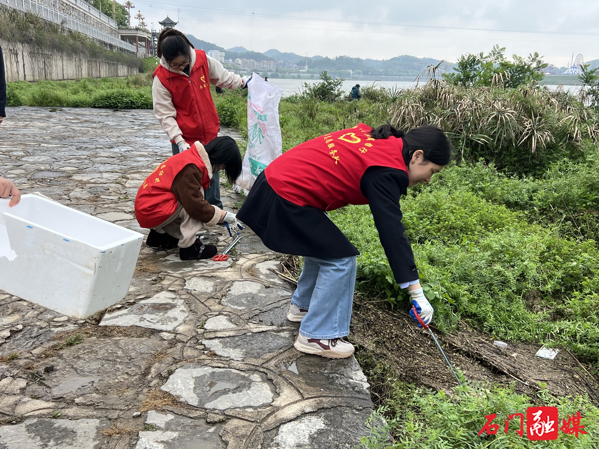 石门农商银行：积极参与世界地球日净滩活动