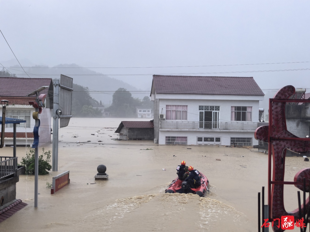 石门：暴雨突袭 干群同心战汛情 抗灾有力暖民心