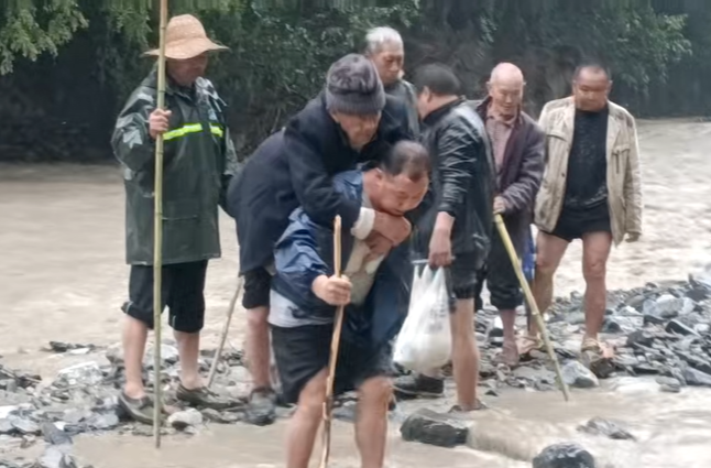 暴雨突袭，村庄变“孤岛”！石门干群携手自救...