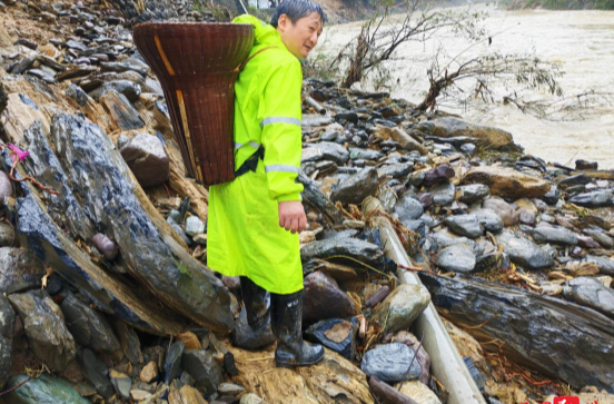 石门县壶瓶山镇：山洪封路不封爱 小小背篓扛起民生希望