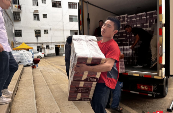石门：一车一人一腔热 “湖南好人”匿名驰援