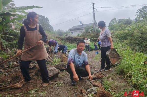雨歇人不停，自救暖人心！所街乡焦山村掀起灾后自救热潮