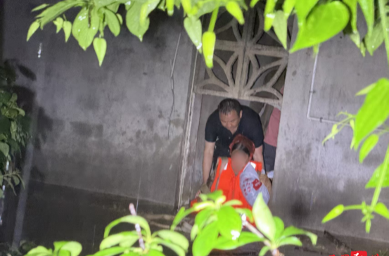 石门：干群同心共抗洪灾 温情守护“湖南屋脊”