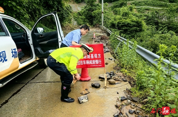 石门公安：坚守防洪抢险最前线 誓保灾后重建道路安全