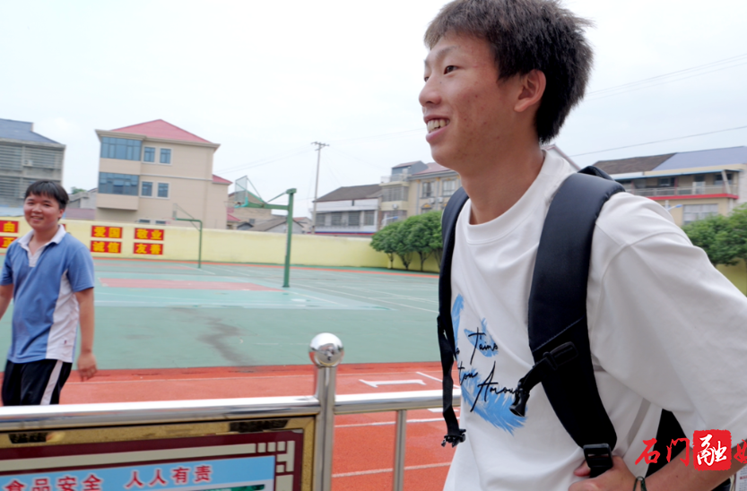 石门抗洪少年舒梽高重返校园 续写新时代少年篇章