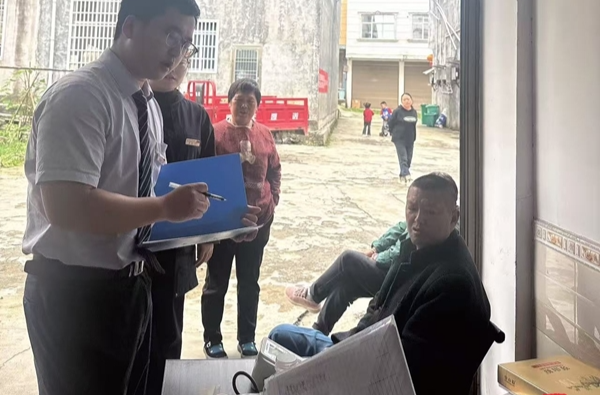 石门农商银行深入安置点服务受灾客户