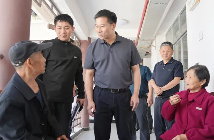 李长春调研督导过渡期安置工作