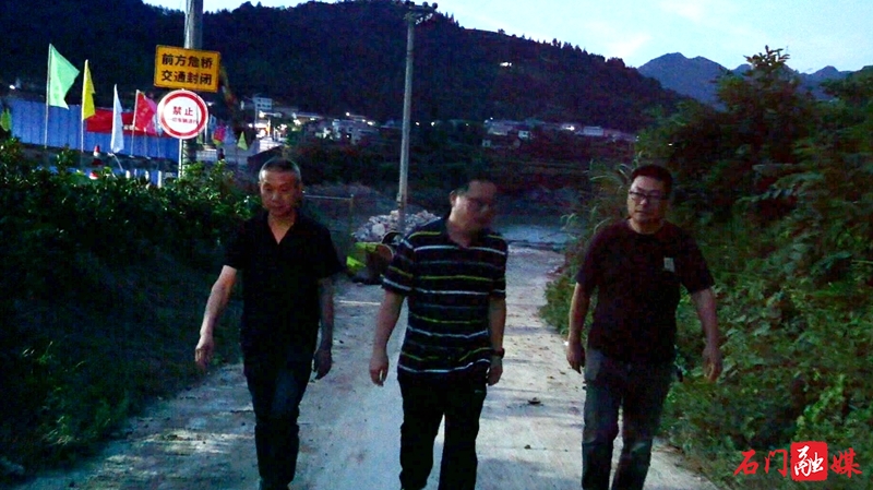 石门：凌晨两巡守危桥！所街乡成功劝返百车避险