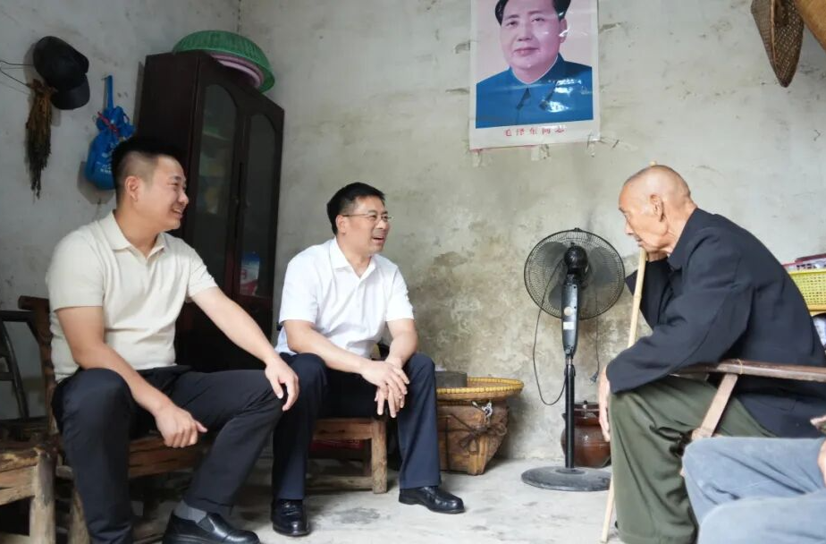 李长春开展“七一”走访慰问活动