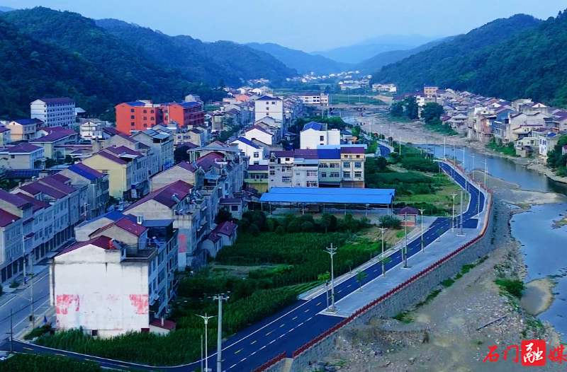 石门子良镇：南河北岸铺坦途 边界小镇展新颜