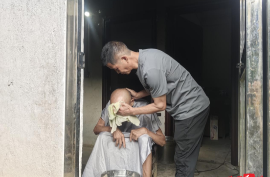 石门：脱贫户暖心帮扶孤寡老人 传递乡风温情