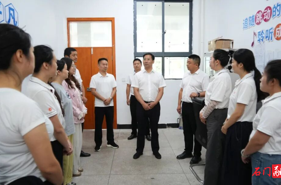 李长春看望慰问教师