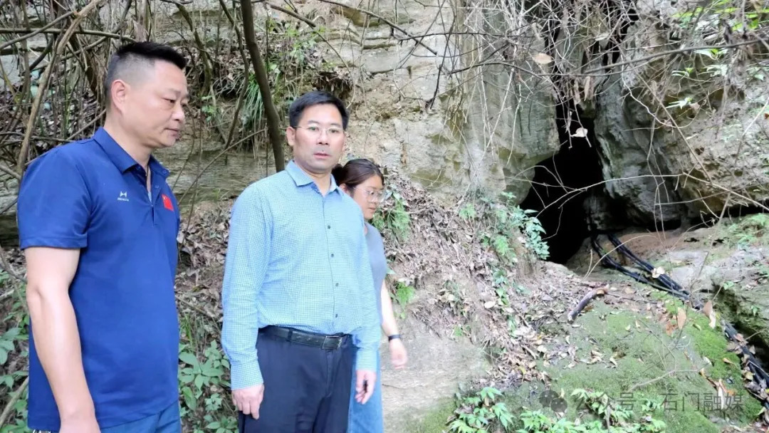李长春督导溶洞垃圾清理工作