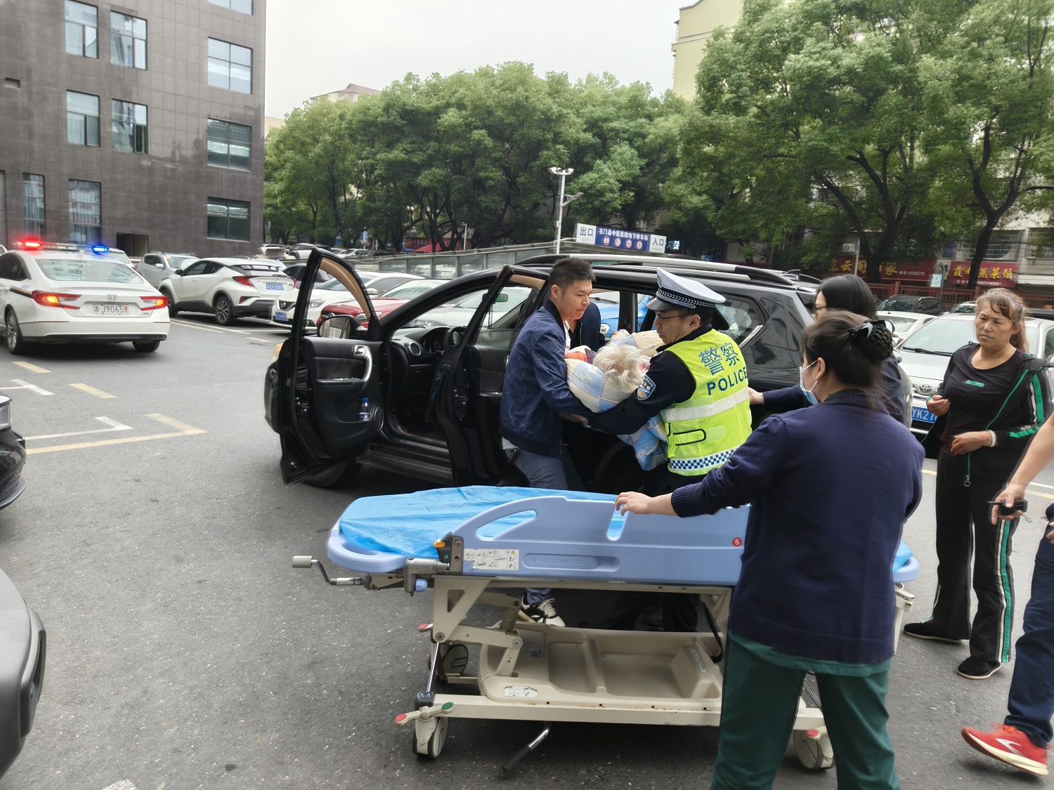 13分钟生命速递！石门交警为危重病人“抢”出绿色通道