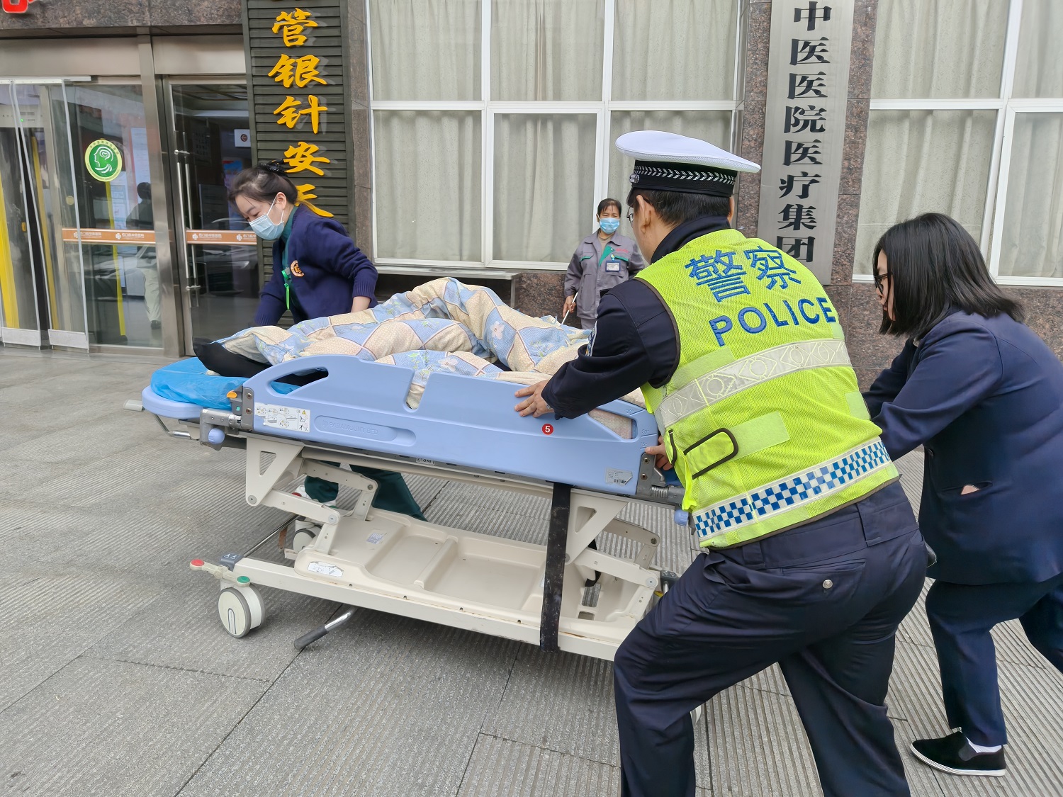 13分钟生命速递！石门交警为危重病人“抢”出绿色通道