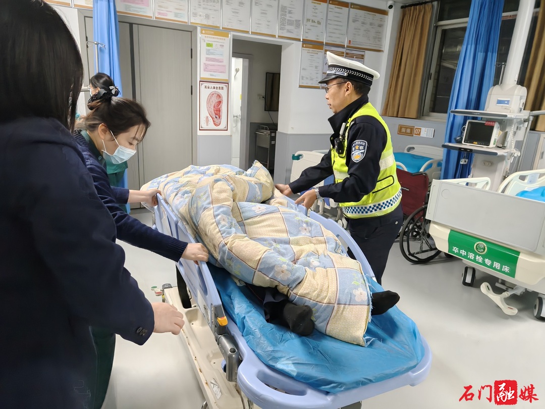 13分钟生命速递！石门交警为危重病人“抢”出绿色通道