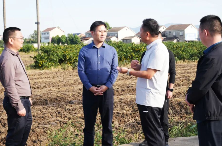李长春调研机耕机播稻田翻耕和秸秆综合利用工作