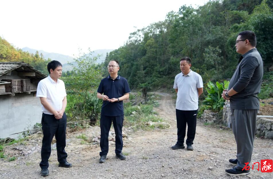 张世田深入一线督导溶洞垃圾清理和养殖污染整治工作